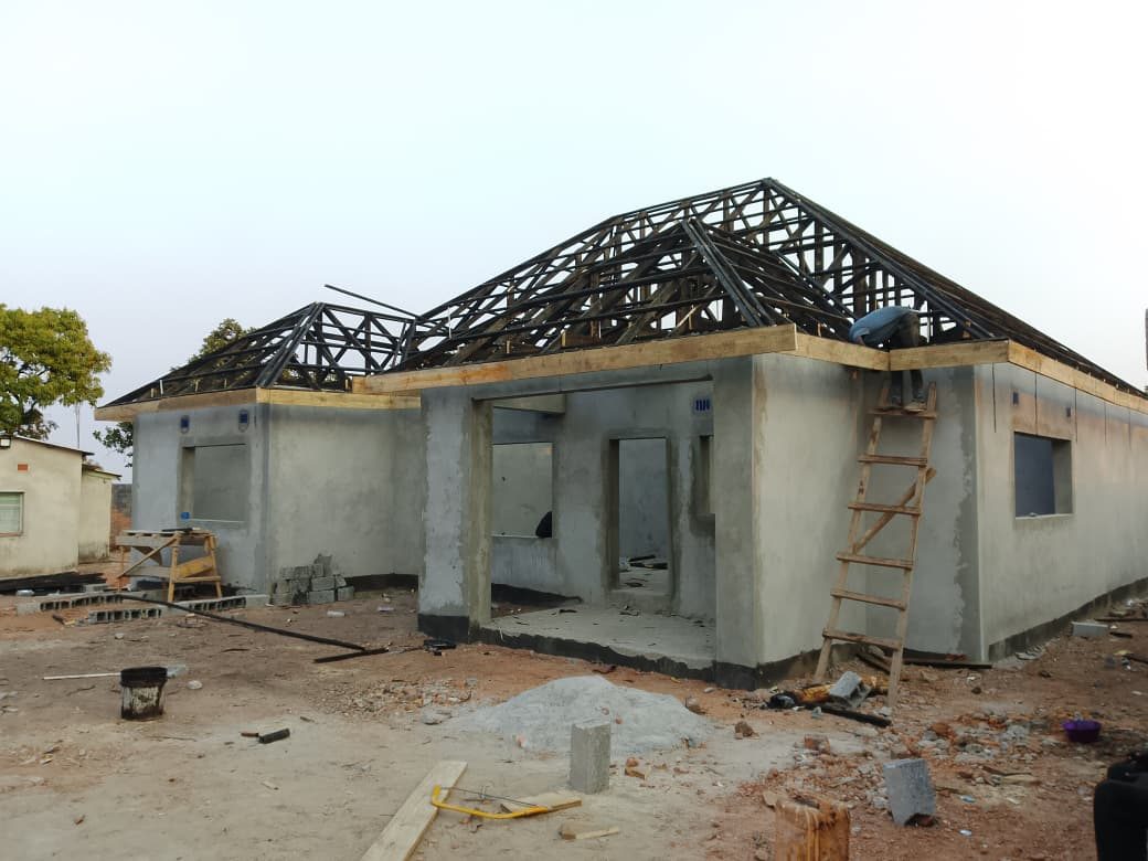 Steel roof trusses mounted on plastered single-storey house shell
